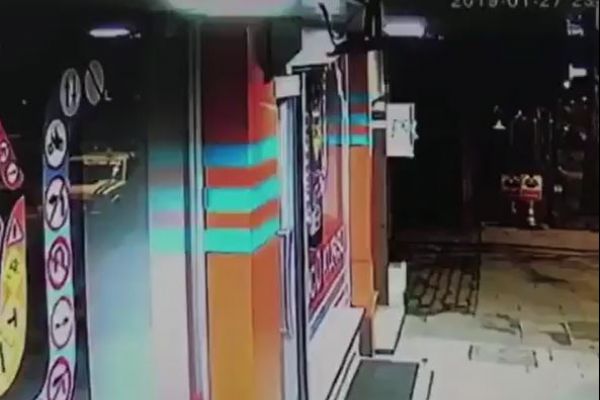 İşlek cadde'de kimseye aldırmadan hırsızlık yaptılar