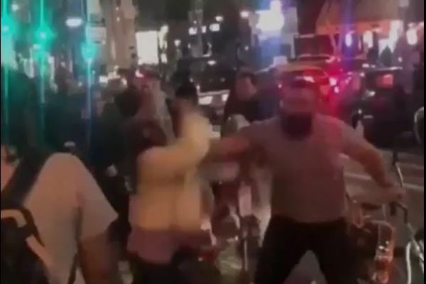 Tartıştığı iki kadını acımasızca yumrukladı