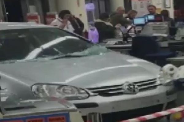 Fren yerine gaza basan sürücü markete daldı