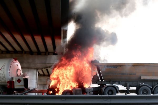 Hafriyat kamyonu gaz tankerine çarptı