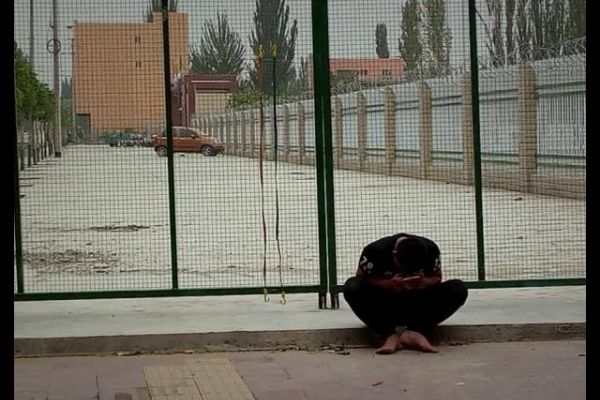 Doğu Türkistanlı çocukların tutulduğu toplama kampı