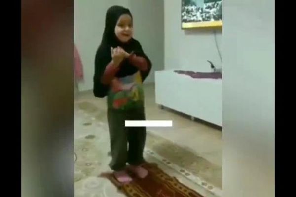 Küçük kızın namaz dersi sosyal medyada ilgi odağı oldu