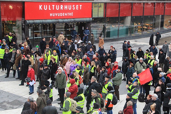 İsveç'te sarı yelekliler sokağa çıktı