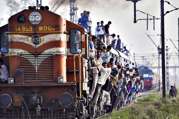 Hndistan'da tren kazası: En az 7 ölü