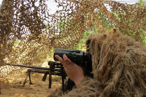 Filistinli keskin nişancının İsrail askerini başından vurduğu an