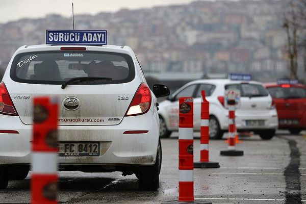 Sürücü adaylarını en çok 'düz vites' ve 'park etme' zorladı