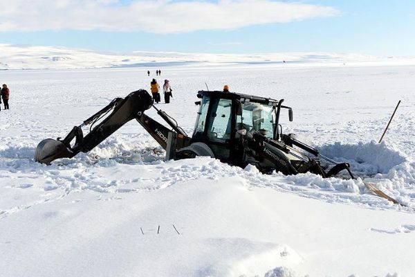 İş makinesi buzla kaplı gölde battı