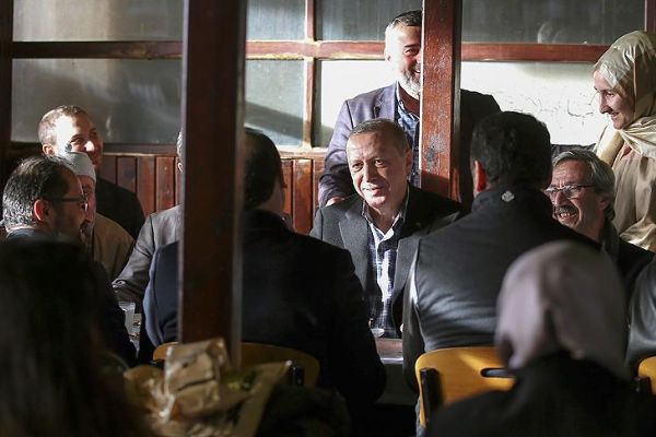 Cumhurbaşkanı Erdoğan Çınaraltı Çay Bahçesi'nde vatandaşlarla sohbet etti