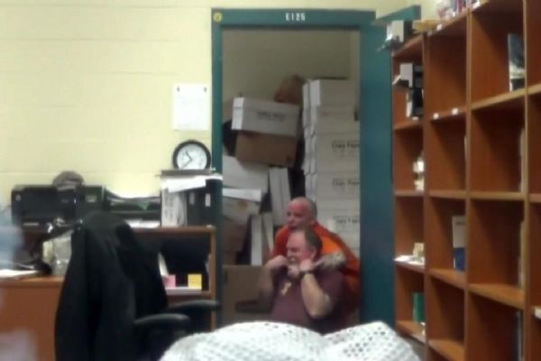 ABD'de hapishanede mahkum görevliyi rehin aldı