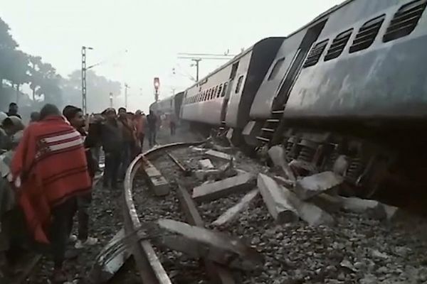 Hindistan'da tren kazası: 7 ölü, 10 yaralı