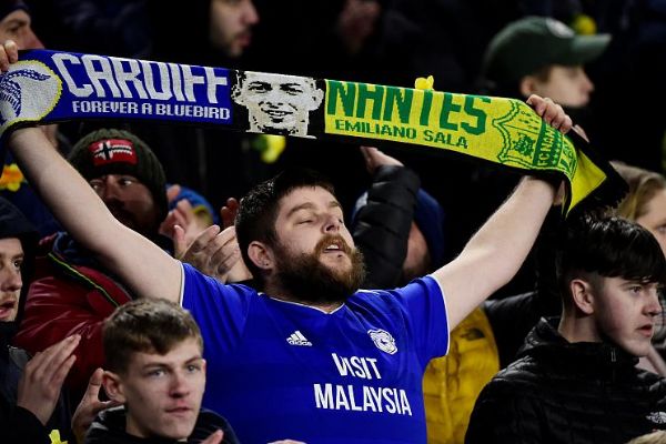 Cardiff City'de Emiliano  Sala'ya saygı duruşu