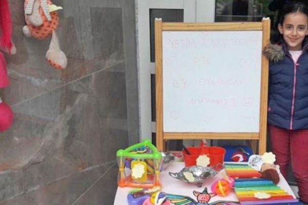 Minik Zeynep yetimler için oyuncaklarını sattı