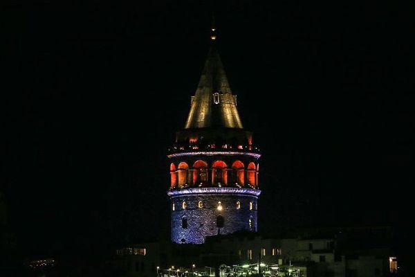 İstanbul'un simgeleri 'mavi-turuncuya' büründü