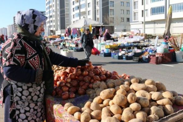 Diyarbakır'daki bu pazarın esnafı kadınlar