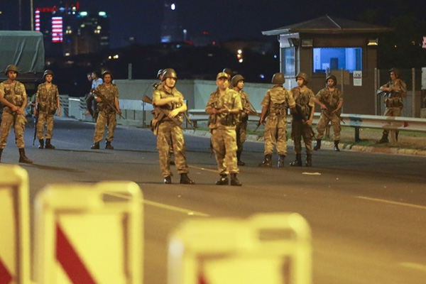 FETÖ üyesi 74 firari asker terörden arananlar listesine eklendi