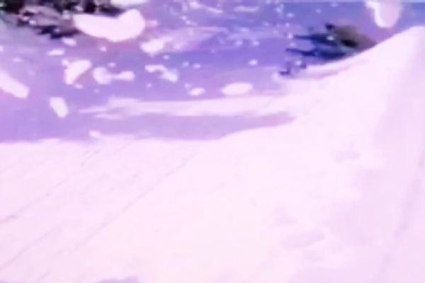 Ukudağ'da çatıda biriken kar kütlesinin düşme anı