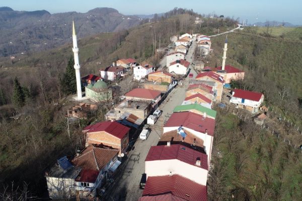 Aralarından sadece bir yol geçiyor ama farklı kentlerde yaşıyorlar