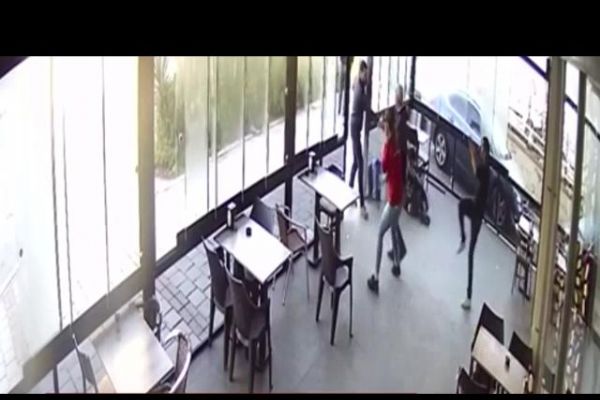 İzmir'de pastahane çalışanlarına silahlı saldırı