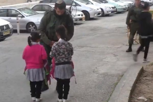 İsrail askeri güvenlik bahanesiyle küçük çocukların çantasını aradı