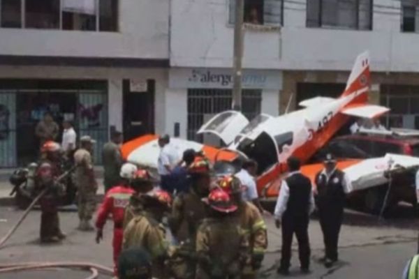 Uçak şehir merkezine indi, yaralılar var