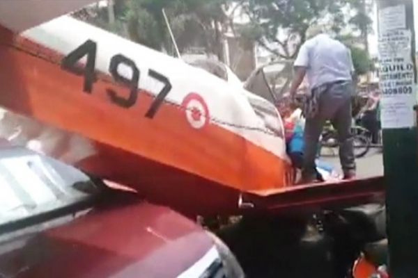 Park halindeki aracın üzerine eğitim uçağı düştü