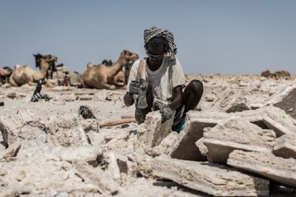 50 derece sıcaklıktaeti tuz kalıpları çıkarmaya çalışıyorlar