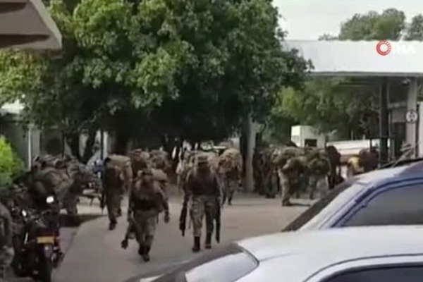 Venezuela'ya darbe hazırlığı: ABD askerleri uçaklarla Kolombiya’ya indi