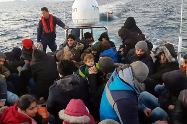 Lastik botla yurt dışına kaçmak isteyen 45 göçmen yakalandı