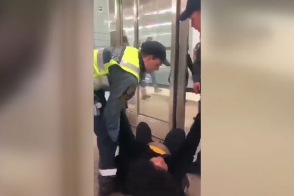 İsveç'te siyahi hamile kadına ırkçı saldırı