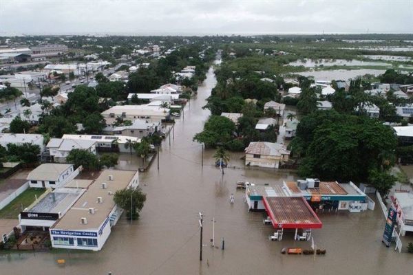 Sele teslim olan Avustralya'da insanları kasırga korkusu sardı