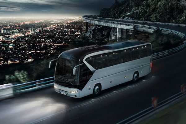 Namaz kılmak için otobüsü durdurunca tekme tokat dayak yedi