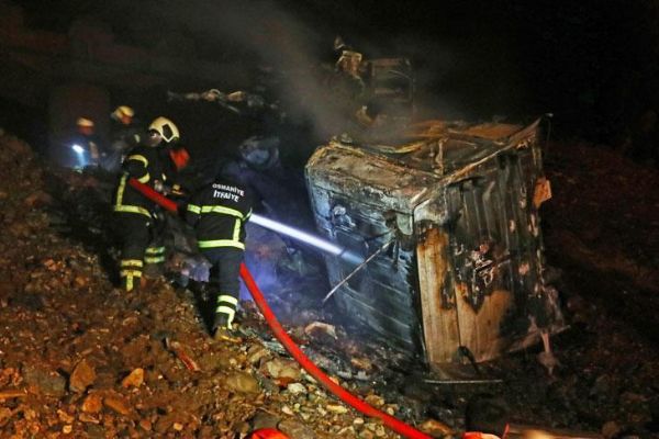 Viyadükten düşerek yanan tırın sürücüsü öldü