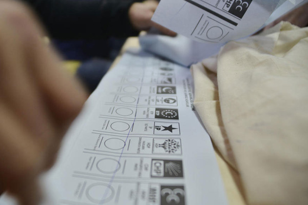 Anketlerde Ankara'da CHP, İstanbul'da AK Parti önde