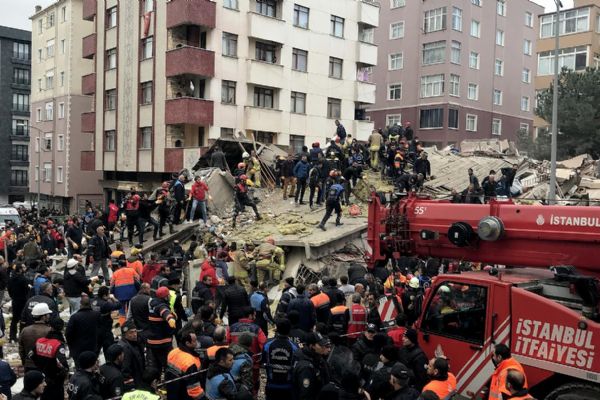 Görgü tanıkları Kartal'daki binanın çöküş anını anlattı