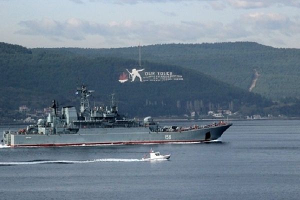 Rus askeri gemileri Çanakkale Boğazı'ndan geçiş yaptı