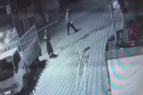 Yeni doğan bebeğini cami avlusuna böle bıraktı