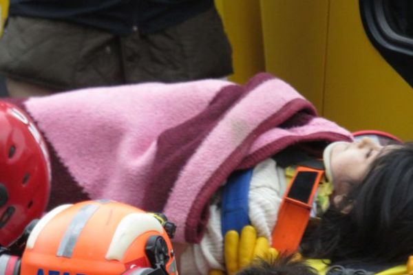 Enkazdan çıkarılan Küçük Havva'nın hastaneye getirilme anı