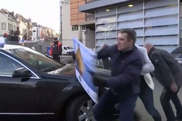 Protestocu Theresa May'in aracının önüne atladı