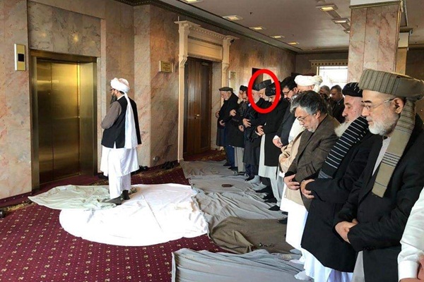 Taliban'ın arkasında namaz