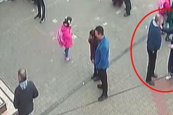 Okul bahçesinde öğretmene maket bıçaklı saldırı