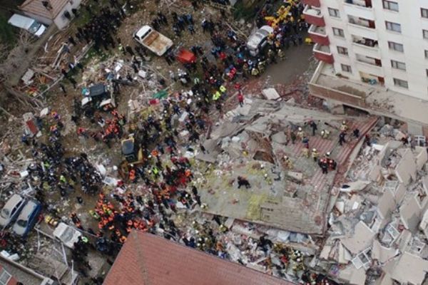 Kartal'daki binanın yıkımı adım adım geldi
