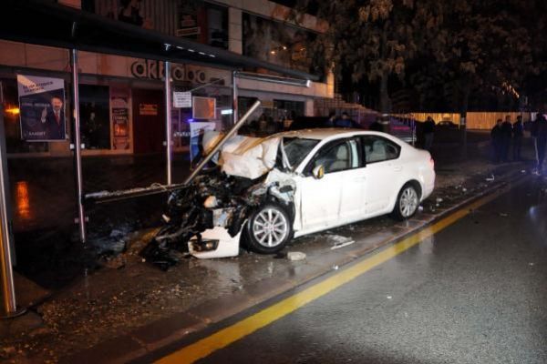 Otomobil servis minibüsüne çarptıktan sonra otobüs durağına daldı