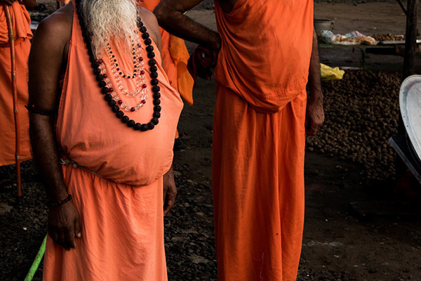 Hindu çeteler Müslüman anne ve kıza sopalarla saldırdı
