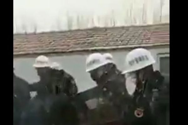 Çin polisi Doğu Türkistanlı kadını tutuklarken darp etti