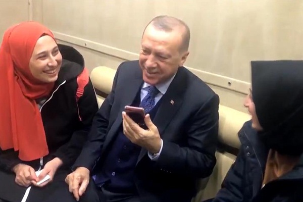 Erdoğan, yanına gelen genç kızın isteğini yerine getirdi