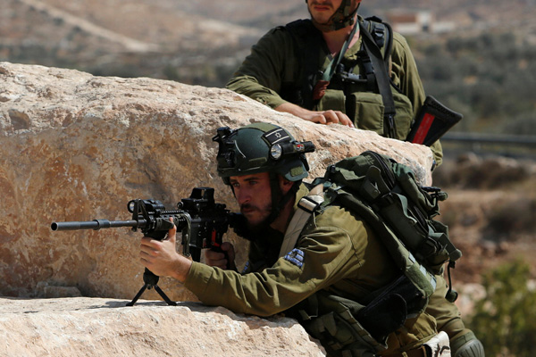 İsrail Ramallah’ta bir camiye baskın yaptı