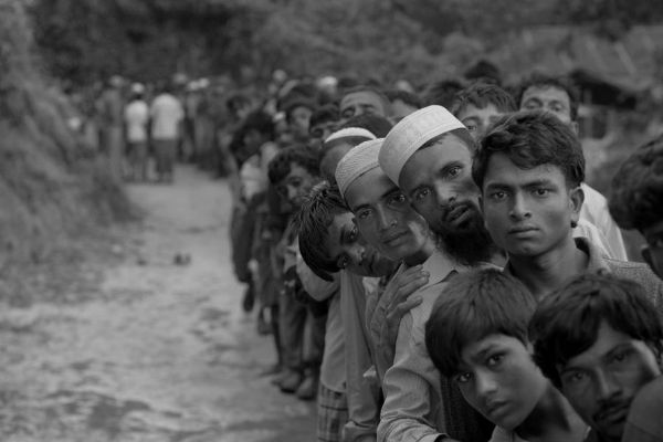 Myanmalı Budistler Rohingyalı Müslümanları suyun içindeki kafese kapattı