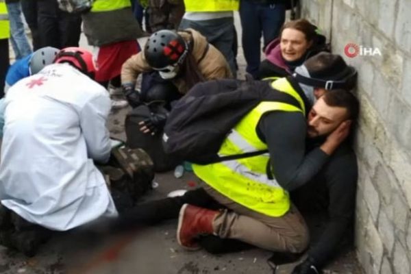 Paris sokakları karıştı! 1 kişinin eli koptu