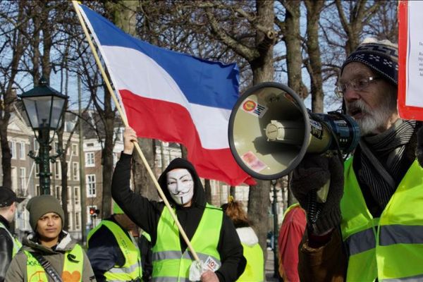 Hollanda'da sarı yeleklilerden eylem