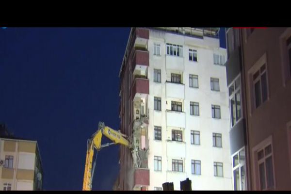 Kartal'da yıkılma riski bulunan binaların yıkımına başlandı